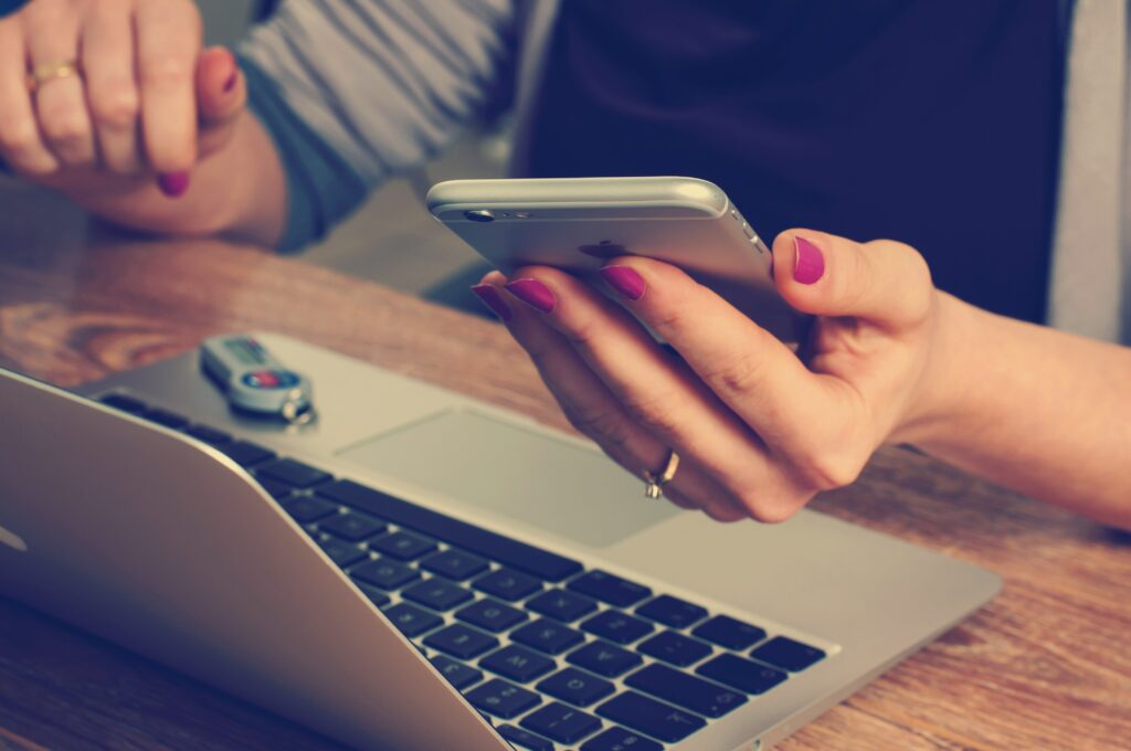 Mujer utilizando su computadora para aprender sobre los guest posts. 