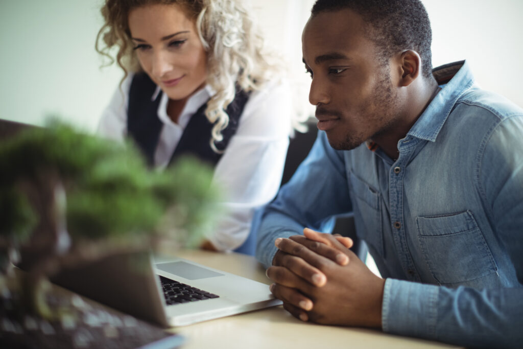 dos personas buscando en su computador sobre marca personal