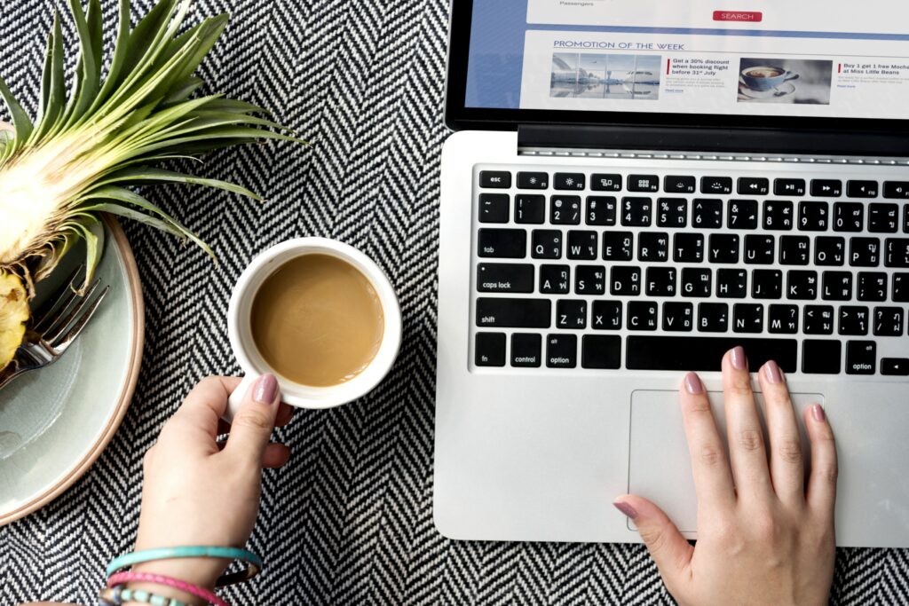 Mujer utilizando un computador para buscar información sobre relaciones públicas en línea. 