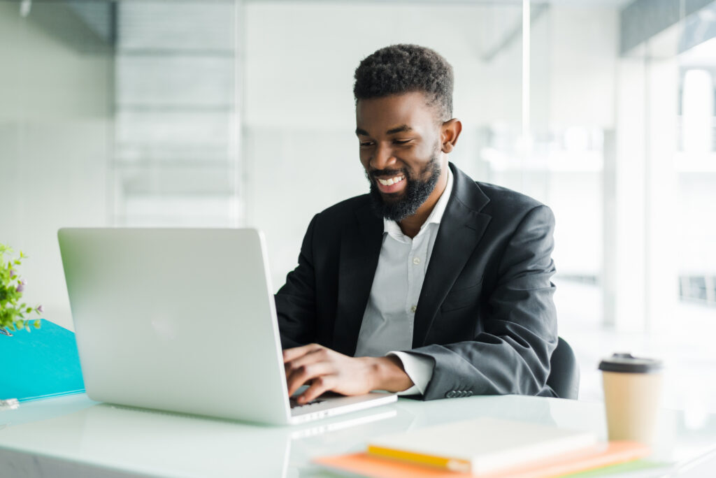 Hombre en su computador buscando información sobre un perfil público en línea.