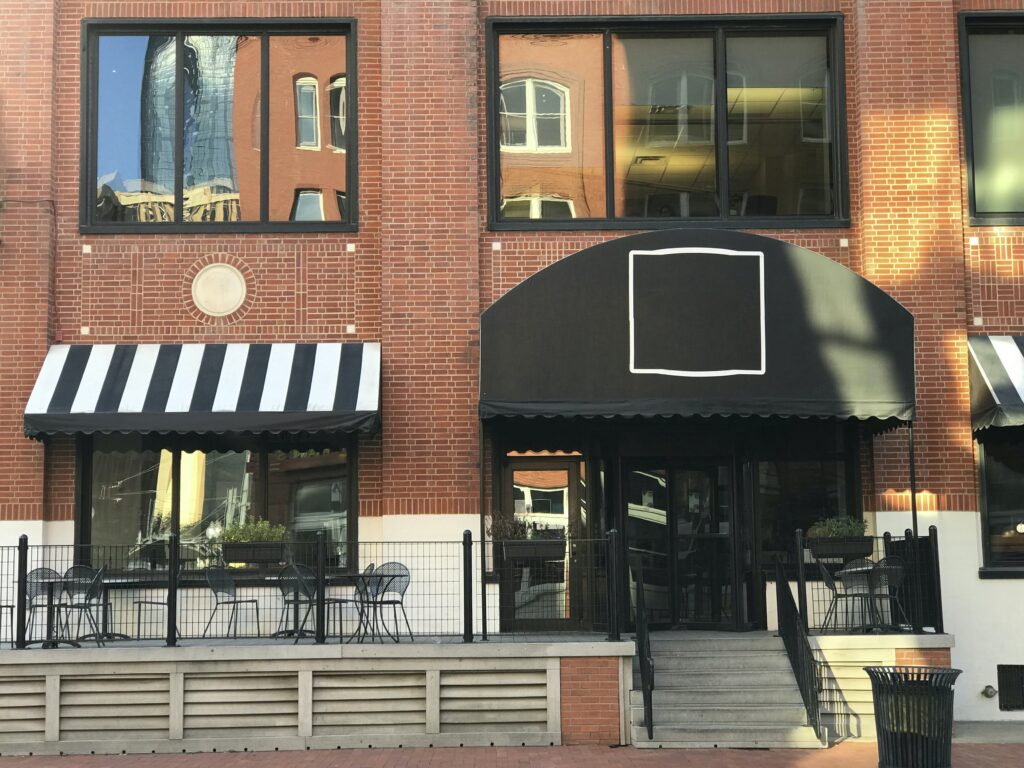 Exterior de un restaurante con el logo en la entrada