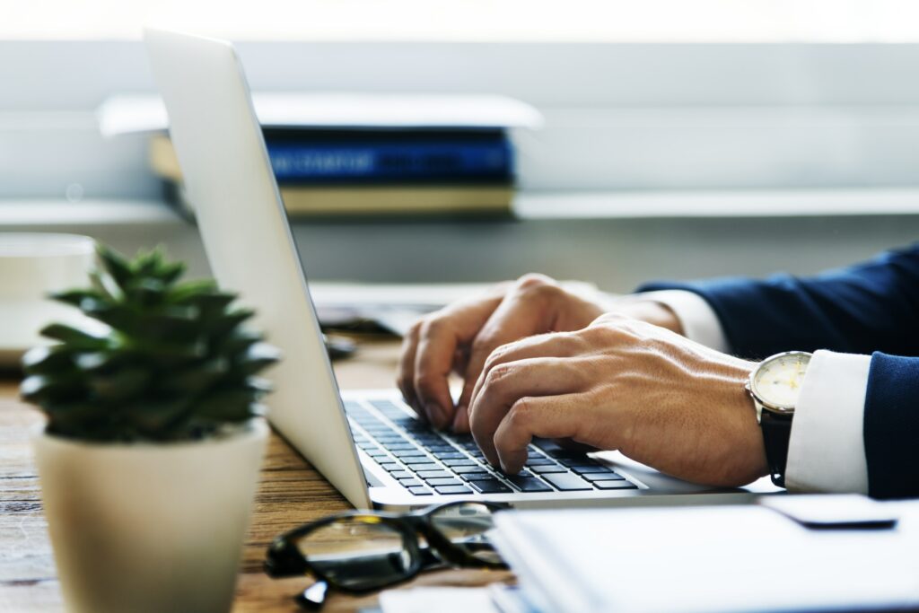 Hombre de negocios escribiendo un guest post en su computador