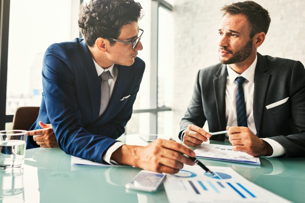 Dos ejecutivos discutiendo sobre relaciones públicas digitales. 