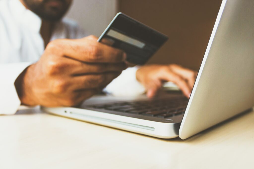 Hombre haciendo una compra virtual, representando a una persona que quiere pagar un curso de presencia digital. 