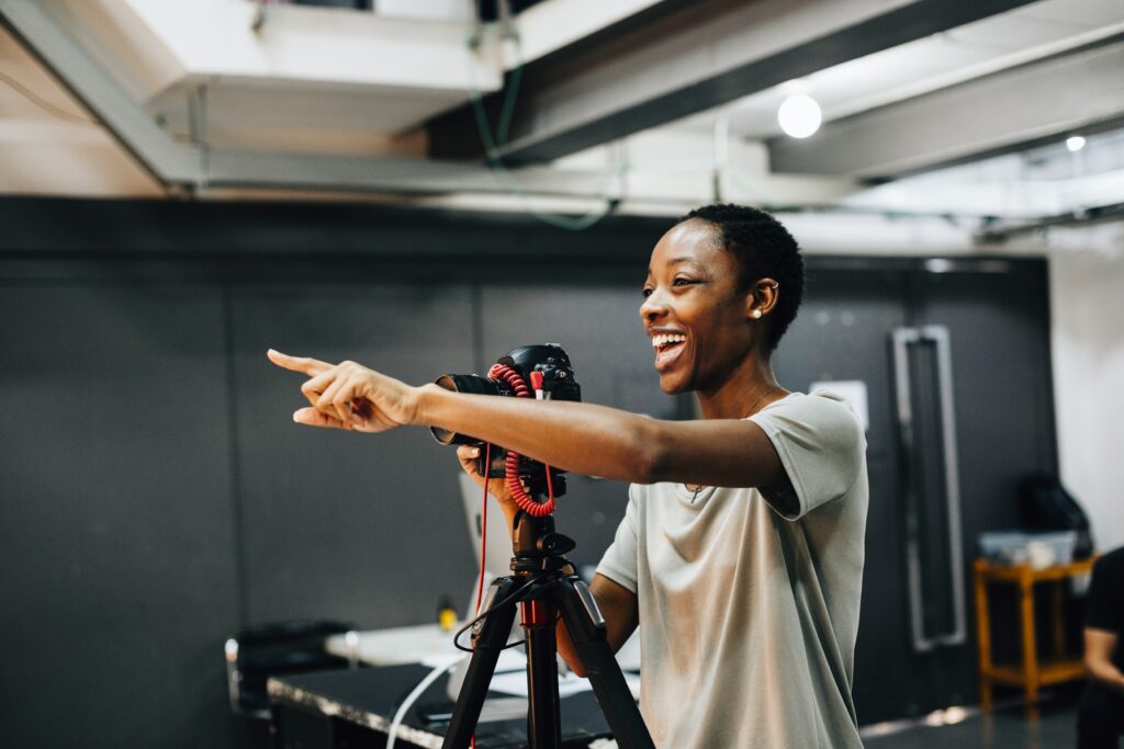 Imagen de archivo que representa a una mujer realizando un estudio fotográfico para un artículo sobre marketing en redes sociales.