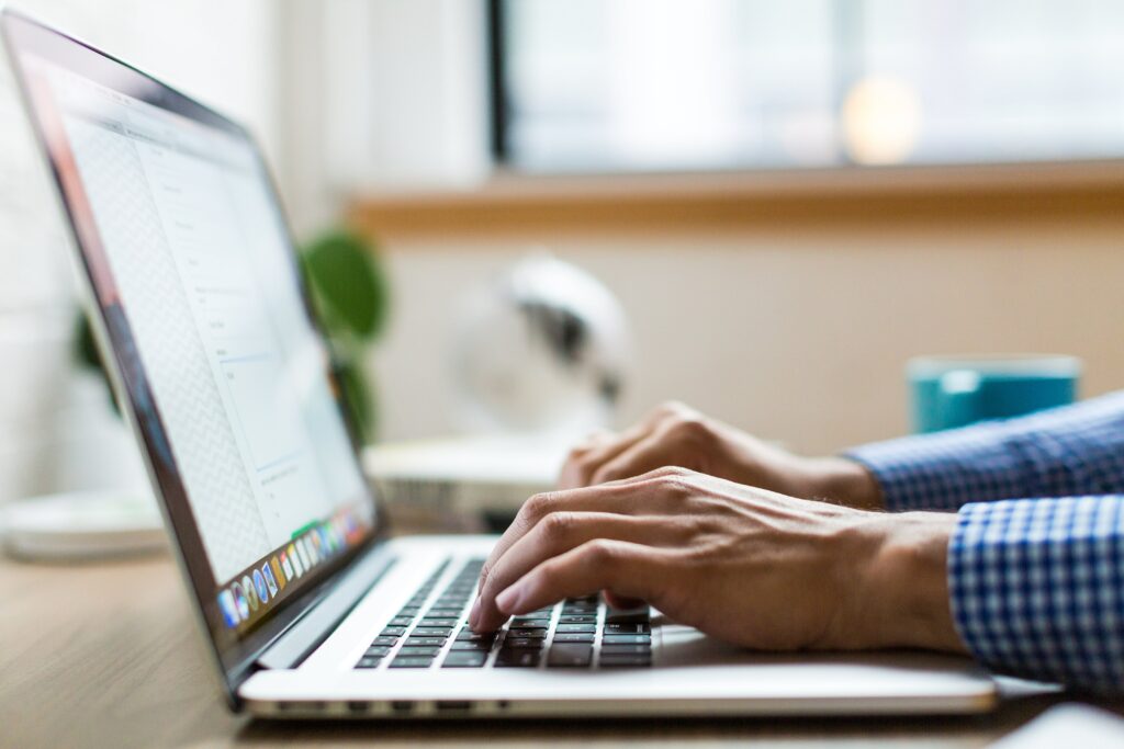 Hombre utilizando su computador para buscar información sobre Guest Posts