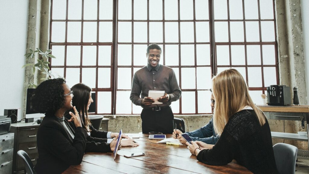 Foto de personas en un meeting profesional, representando un equipo trabajando en marketing online 