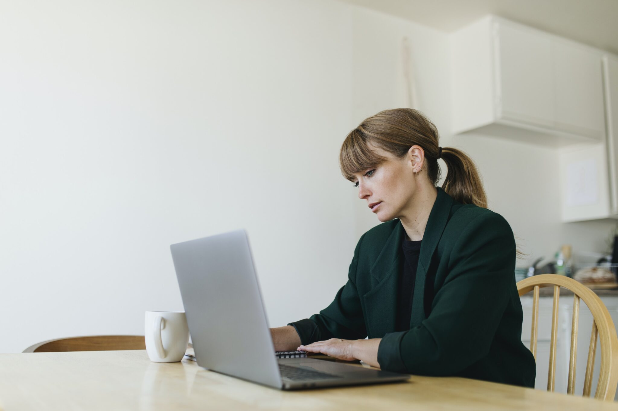 Foto de una mujer trabajando, representando alguien desarrollando una estrategia SEO, muy util para Encontrar nuevos clientes