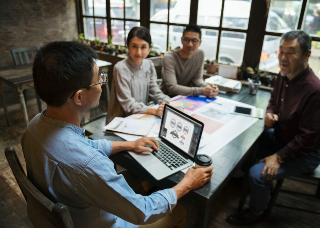 Foto de une equipo trabajando, representando los trabajando en Encontrar nuevos clientes