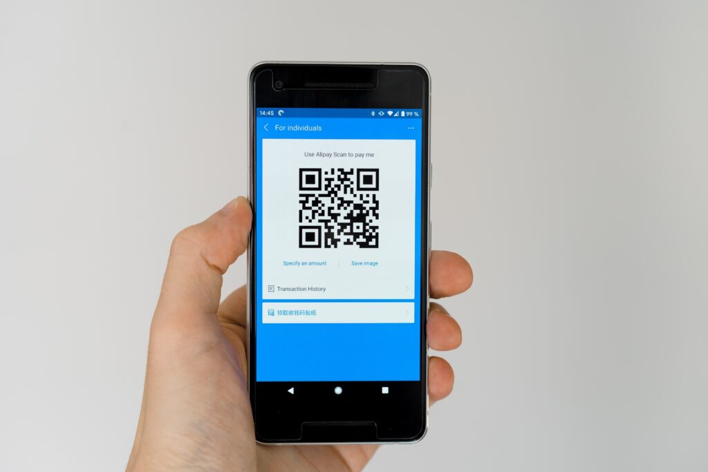 Foto de un teléfono celular smartphone con código QR para un artículo sobre marketing digital.