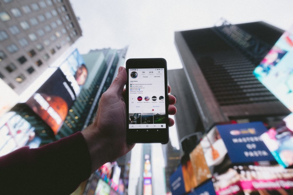 Imagen de archivo que representa un smartphone y la interfaz de instagram para un artículo sobre las tendencias de las redes sociales para 2022.