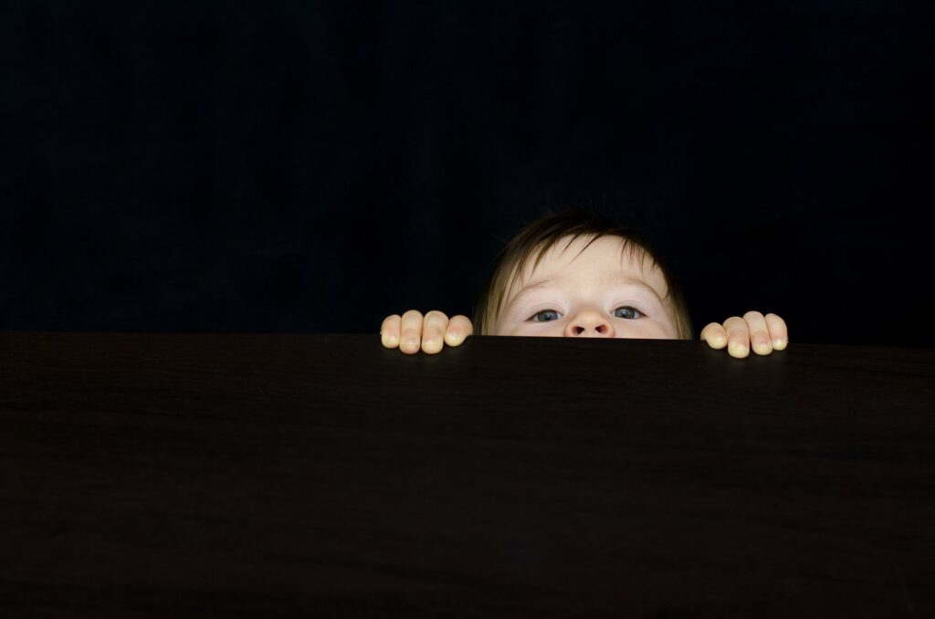 Imagen de archivo mostrando un niño asomándose